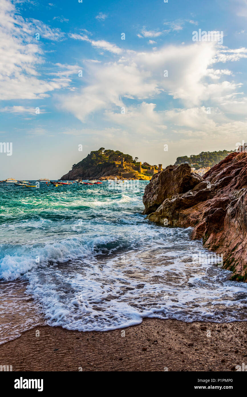 Blick auf den Strand von Tossa de Mar von Castell de Tossa, die im Jahre 1187 erbaut wurde, Tossa de Mar, Girona, Spanien Stockfoto