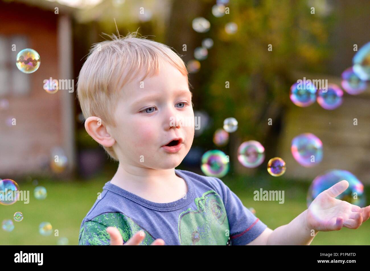 Jungen spielen mit Luftblasen Stockfoto