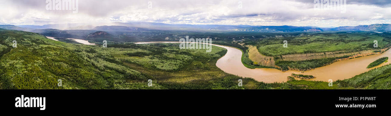 Yukon River, wie es Köpfe durch Five Finger Rapids; Carmacks, Yukon Territory, Kanada Stockfoto