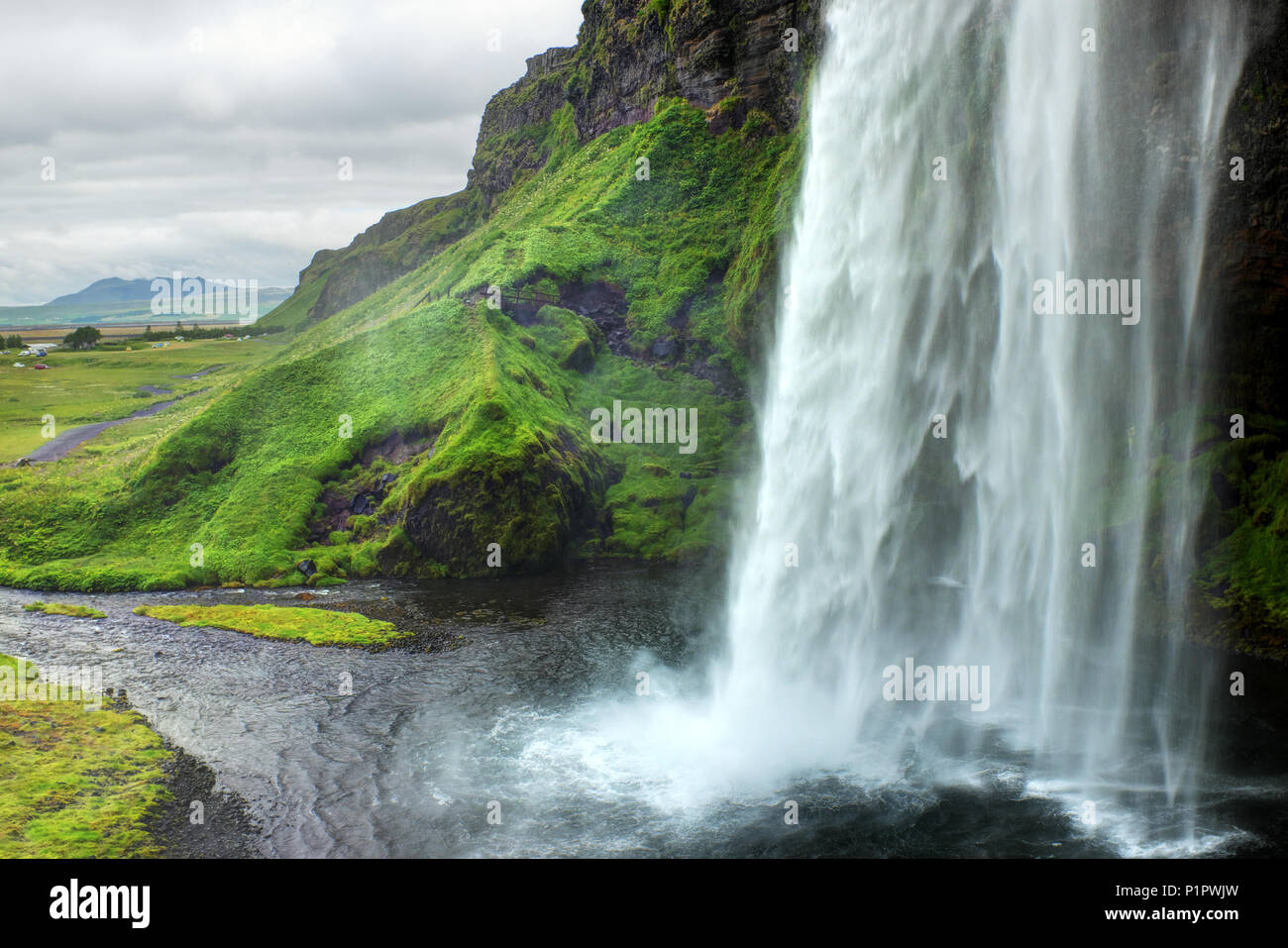 Tauchen Sie ein Wasserfall Seljalandsfoss, Region Süd, Island Stockfoto