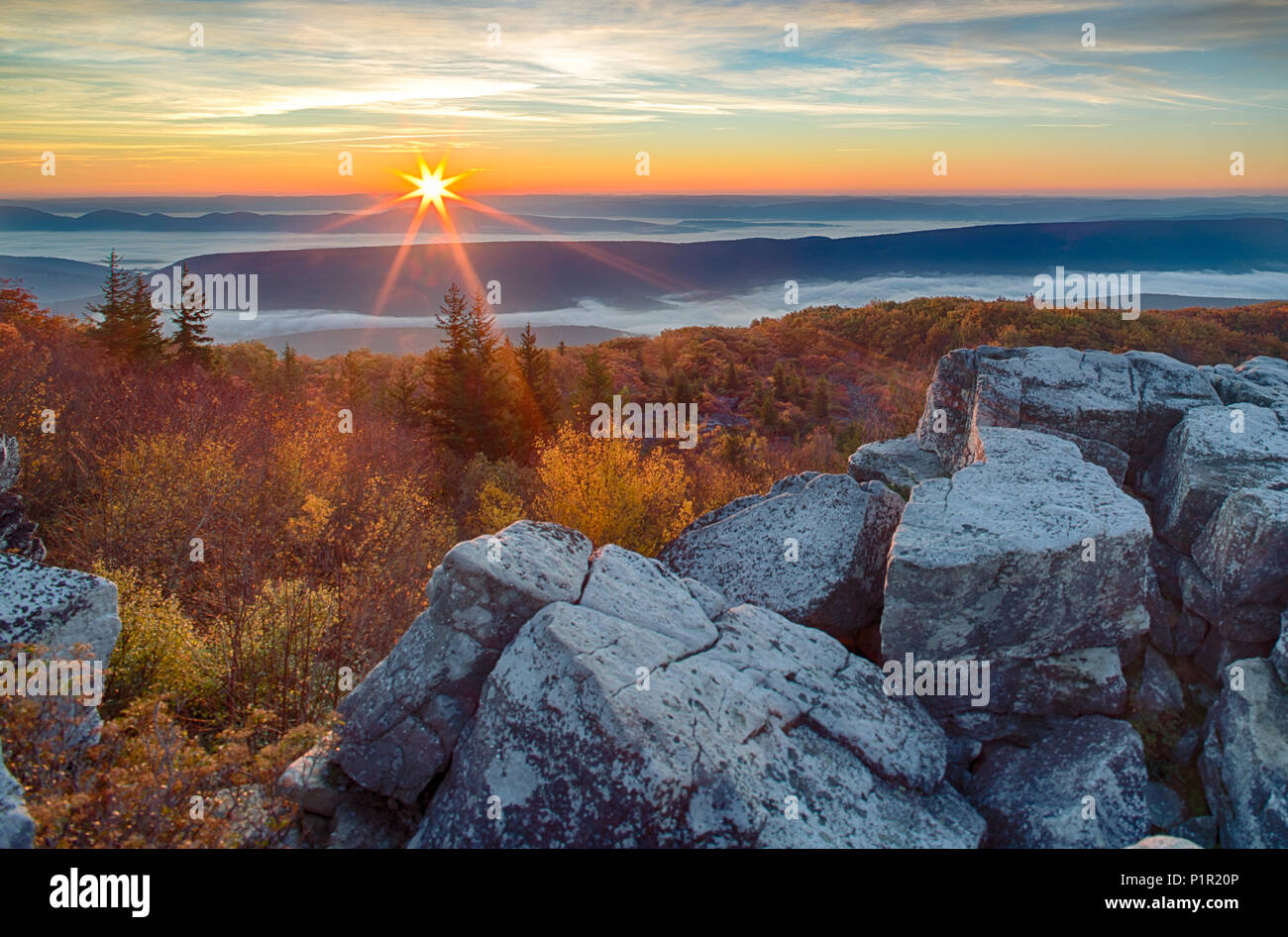 Sonnenaufgang auf Dolly Grassoden über die Berge von West Virginia Stockfoto