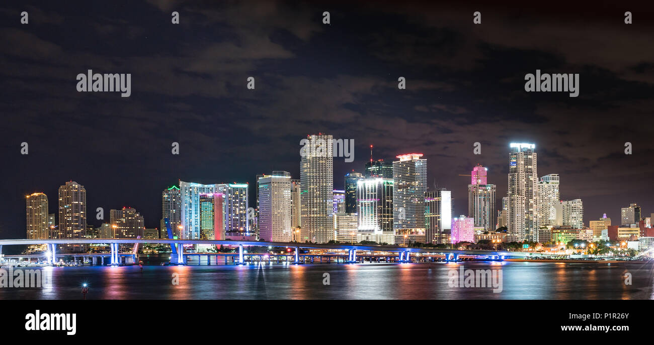 Miami, Florida city night skyline über Biscayne Bay. Stockfoto
