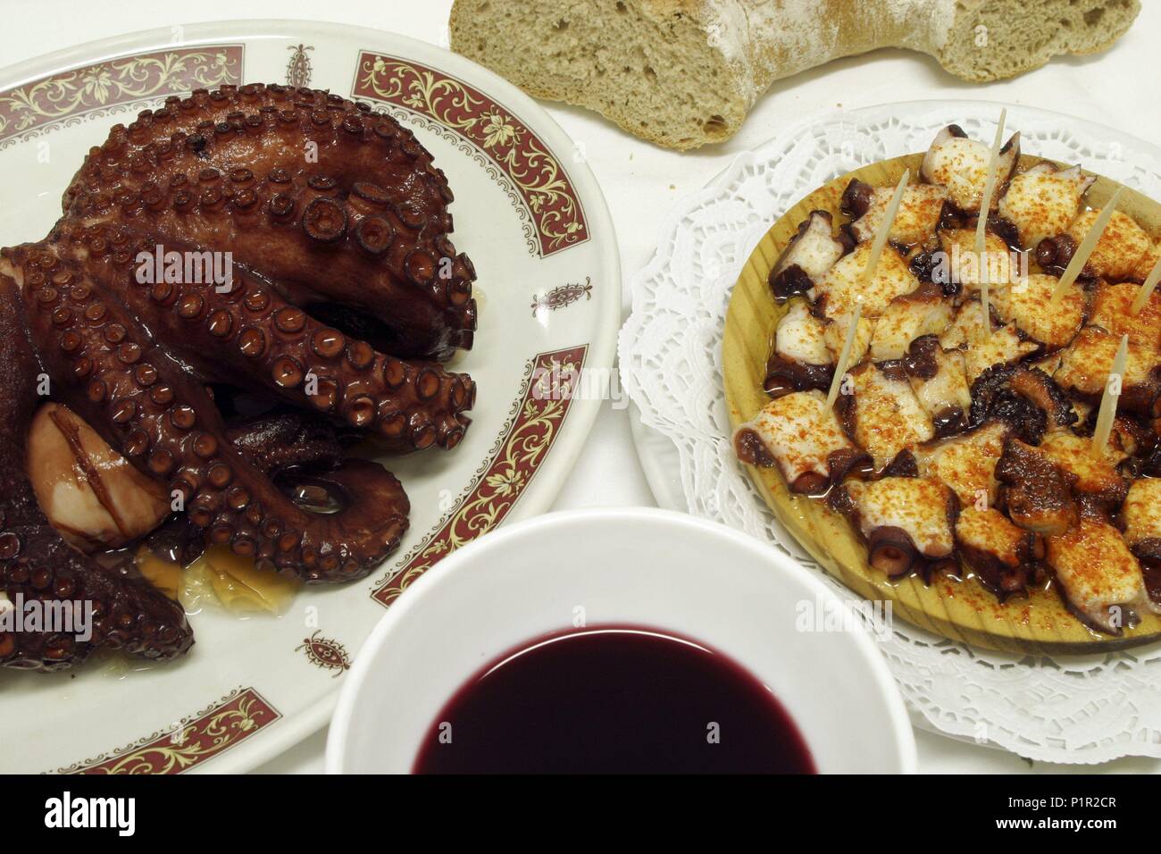 O Grove; Restaurante "orna'; pulpo a Feira "con tasón de vino Ribeiro. Stockfoto