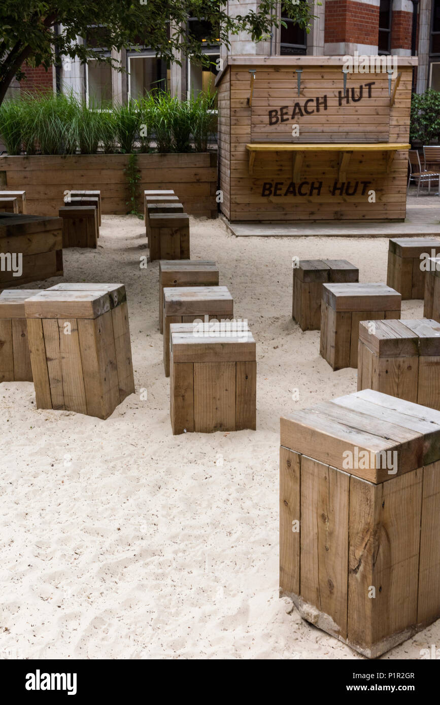 Ein Pop-up-Café im Zentrum von London mit Sand und Liegestühlen Aussehen oder simulieren Sie einen Strand im Sommer. sany Ufer in der Hauptstadt. Stockfoto