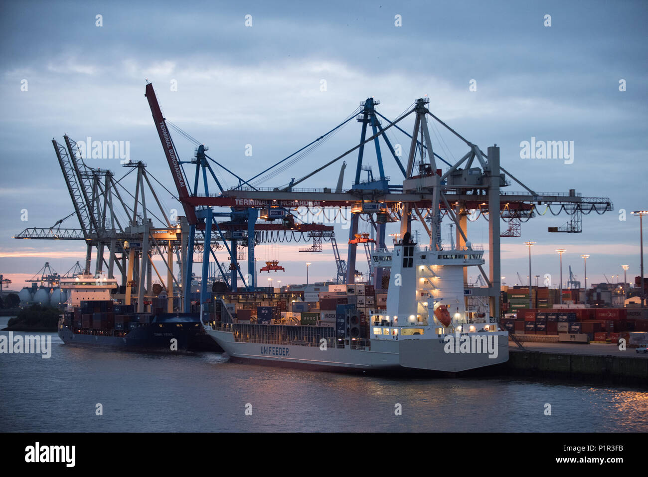 Hamburg, Deutschland, Schiffe am Containerterminal im Hamburger Hafen Stockfoto