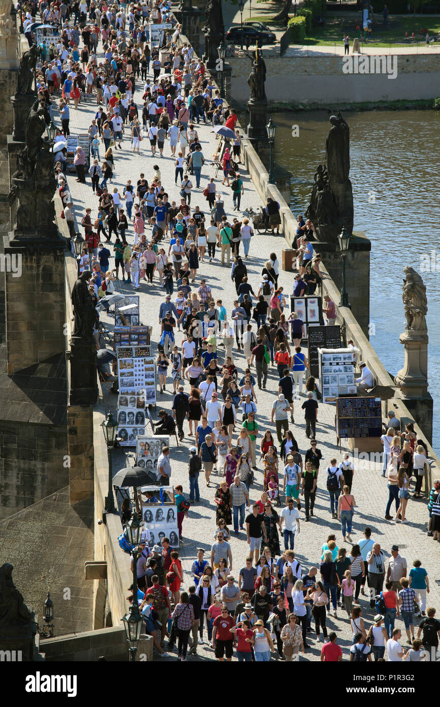 Tschechische Republik, Prag, Karlsbrücke, Menschen, Menschenmenge, Stockfoto