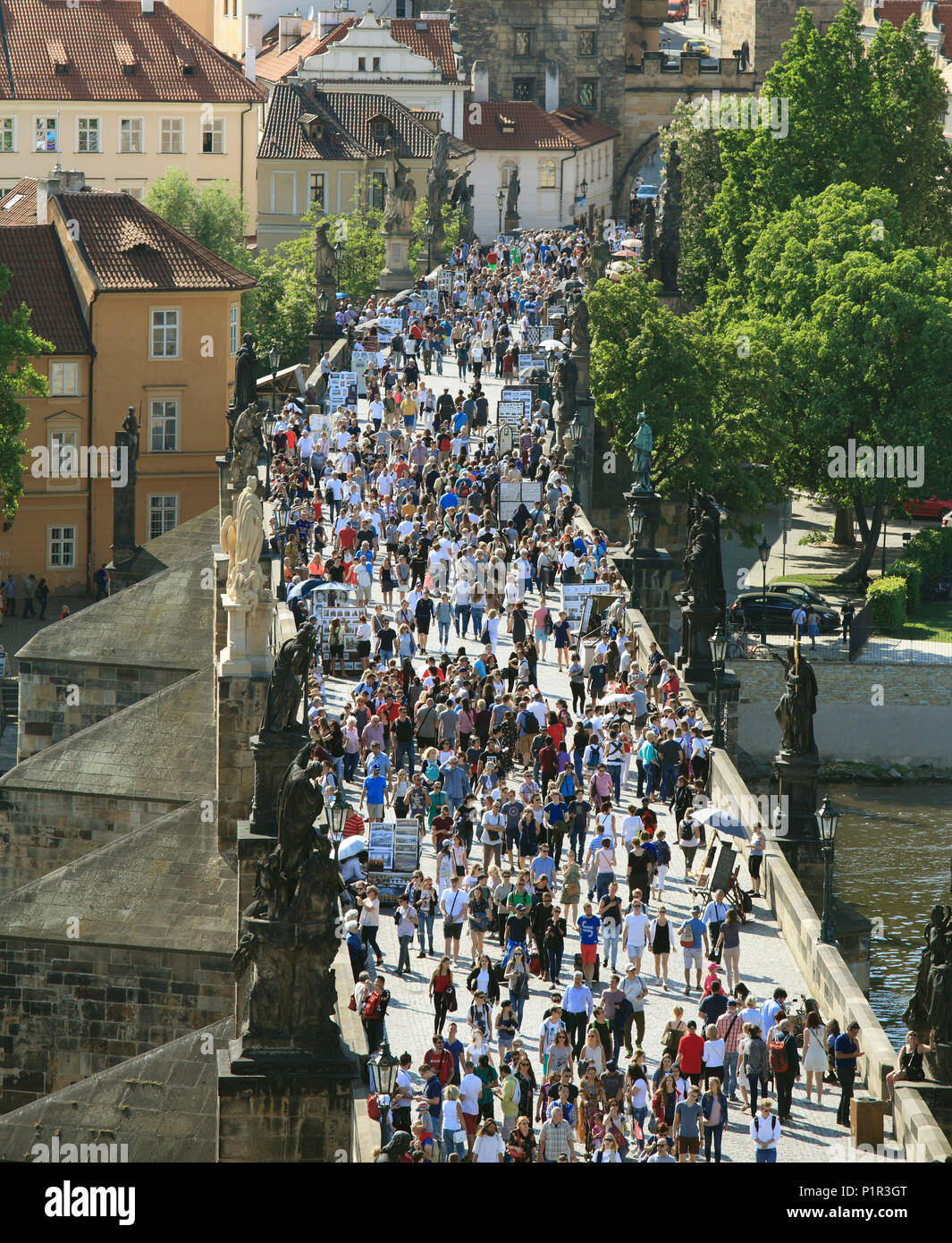 Tschechische Republik, Prag, Karlsbrücke, Menschen, Menschenmenge, Stockfoto