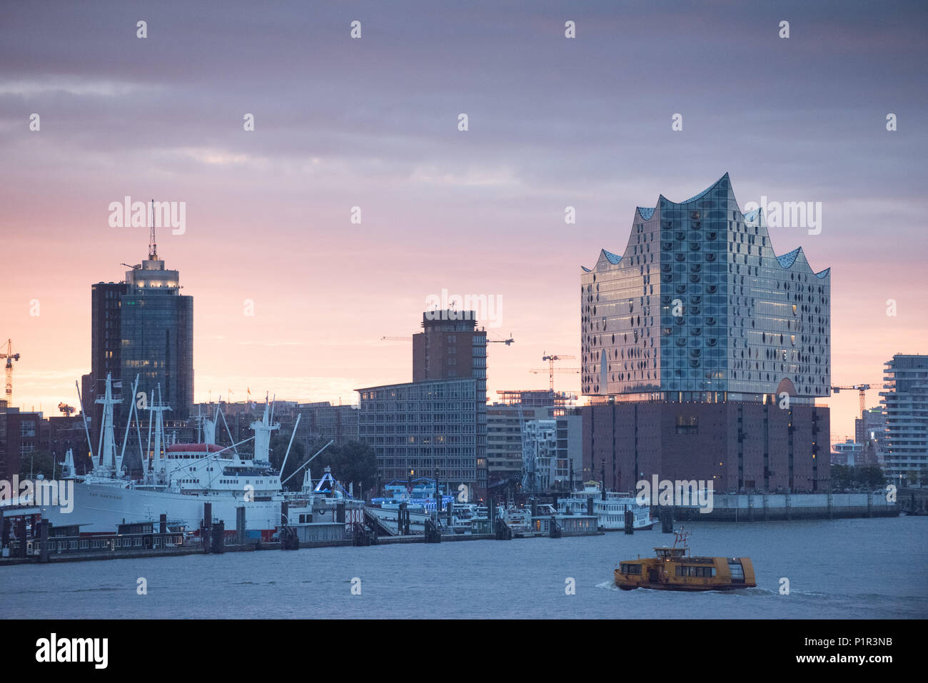 Hamburg, Deutschland, Skyline vom Hamburger Hafen mit Elbphilharmonie Stockfoto