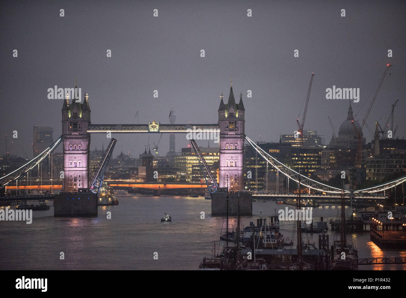 London, UK, mit Blick auf die Tower Bridge bei Nacht Stockfoto