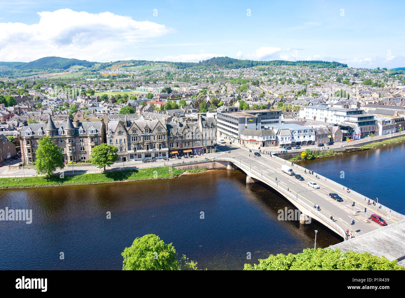 Blick auf die Stadt von der Burg von Inverness über den Fluss Ness, Inverness, Highland, Schottland, Vereinigtes Königreich Stockfoto