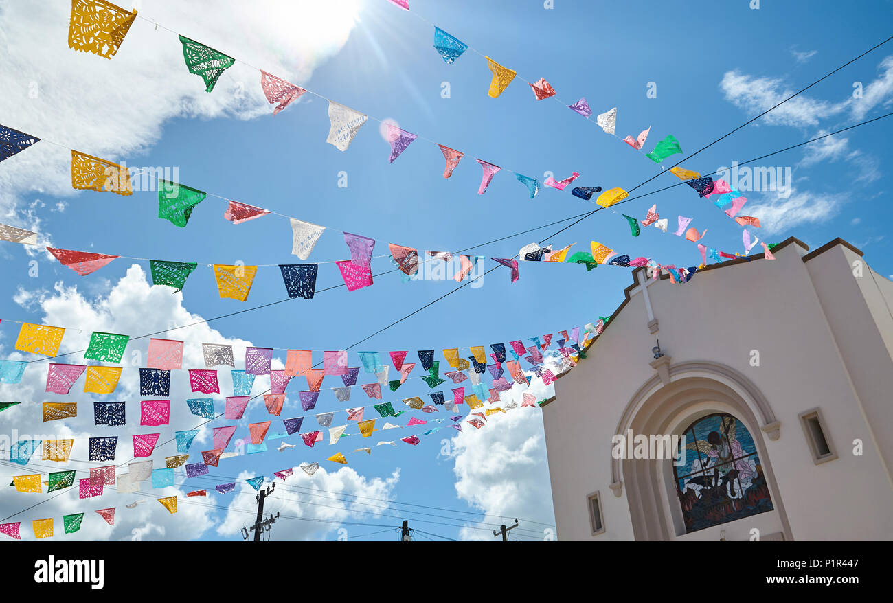 Bunte Flagge auf blauer Himmel an einem sonnigen Tag Stockfoto