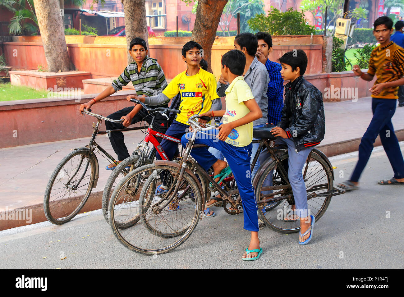 Lokalen jungen Fahrrad im Taj Ganj Nachbarschaft von Agra, Uttar Pradesh, Indien. Agra ist eines der bevölkerungsreichsten Städte in Uttar Pradesh Stockfoto