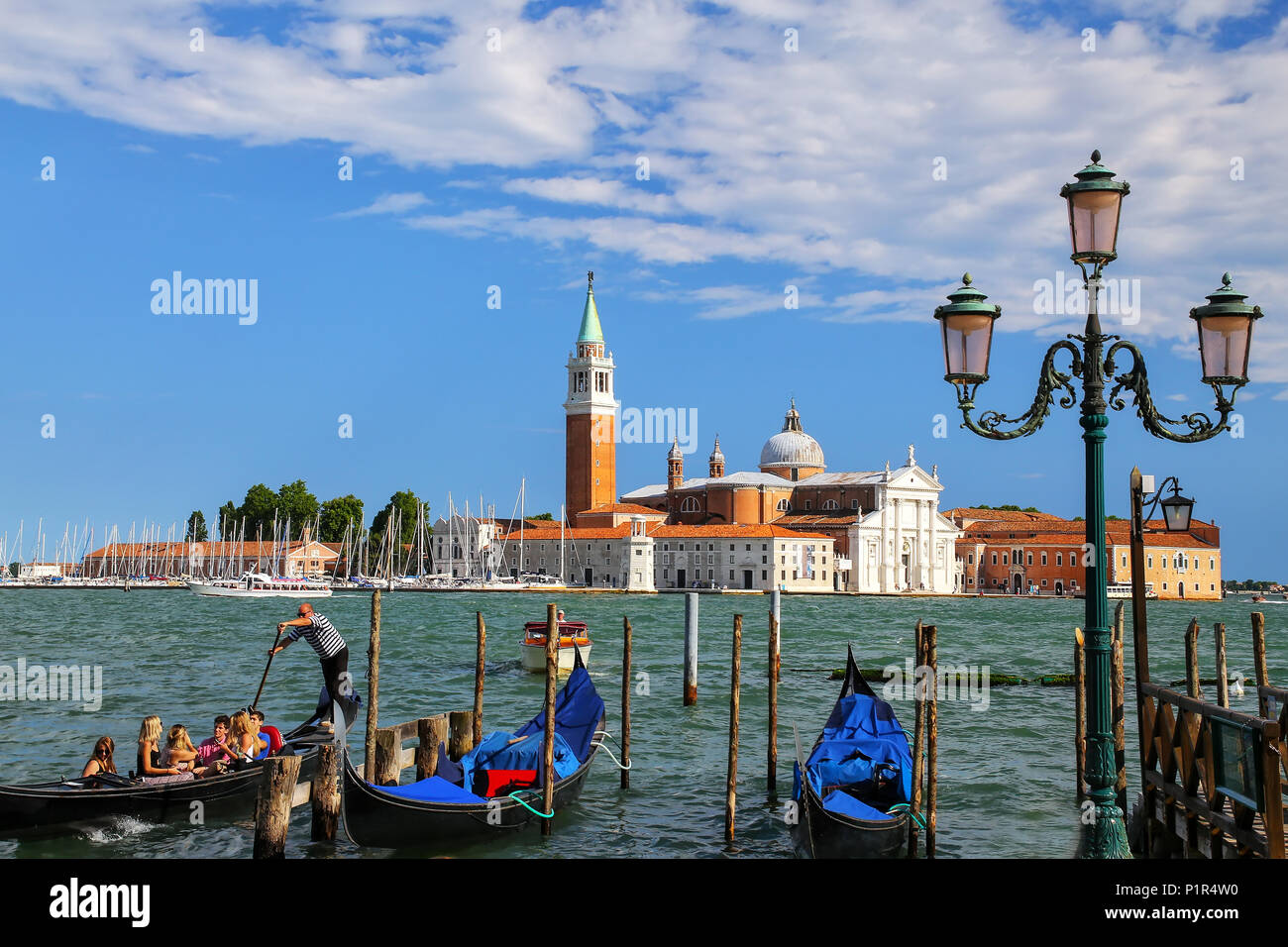 San Giorgio Maggiore Insel von Piazza San Marco in Venedig gesehen. Venedig befindet sich in einer Gruppe von 117 kleine Inseln, die durch getrennt werden Stockfoto