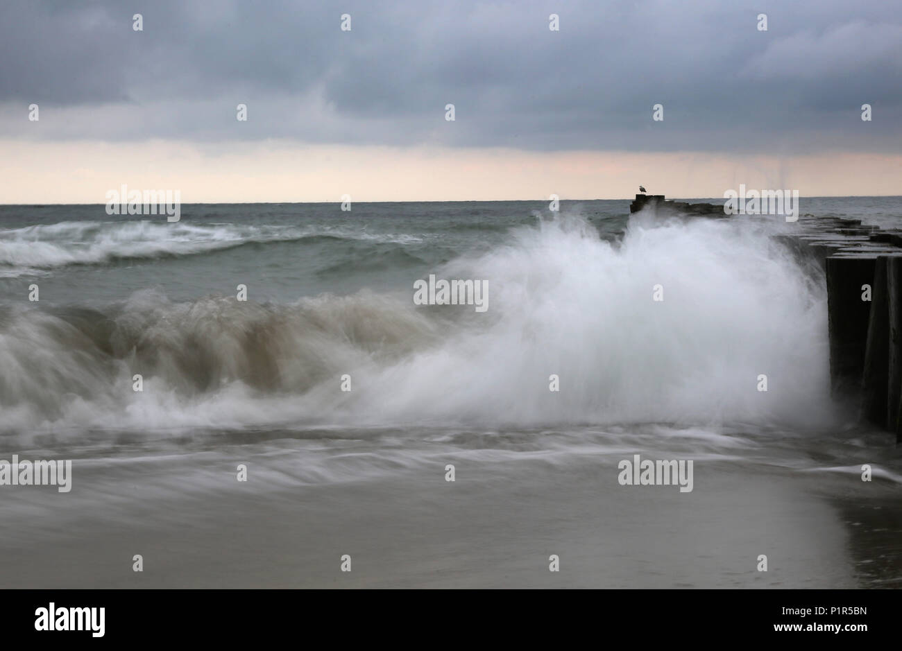 Kühlungsborn, Deutschland, Wellen der Ostsee Pause in einer Grotte Stockfoto