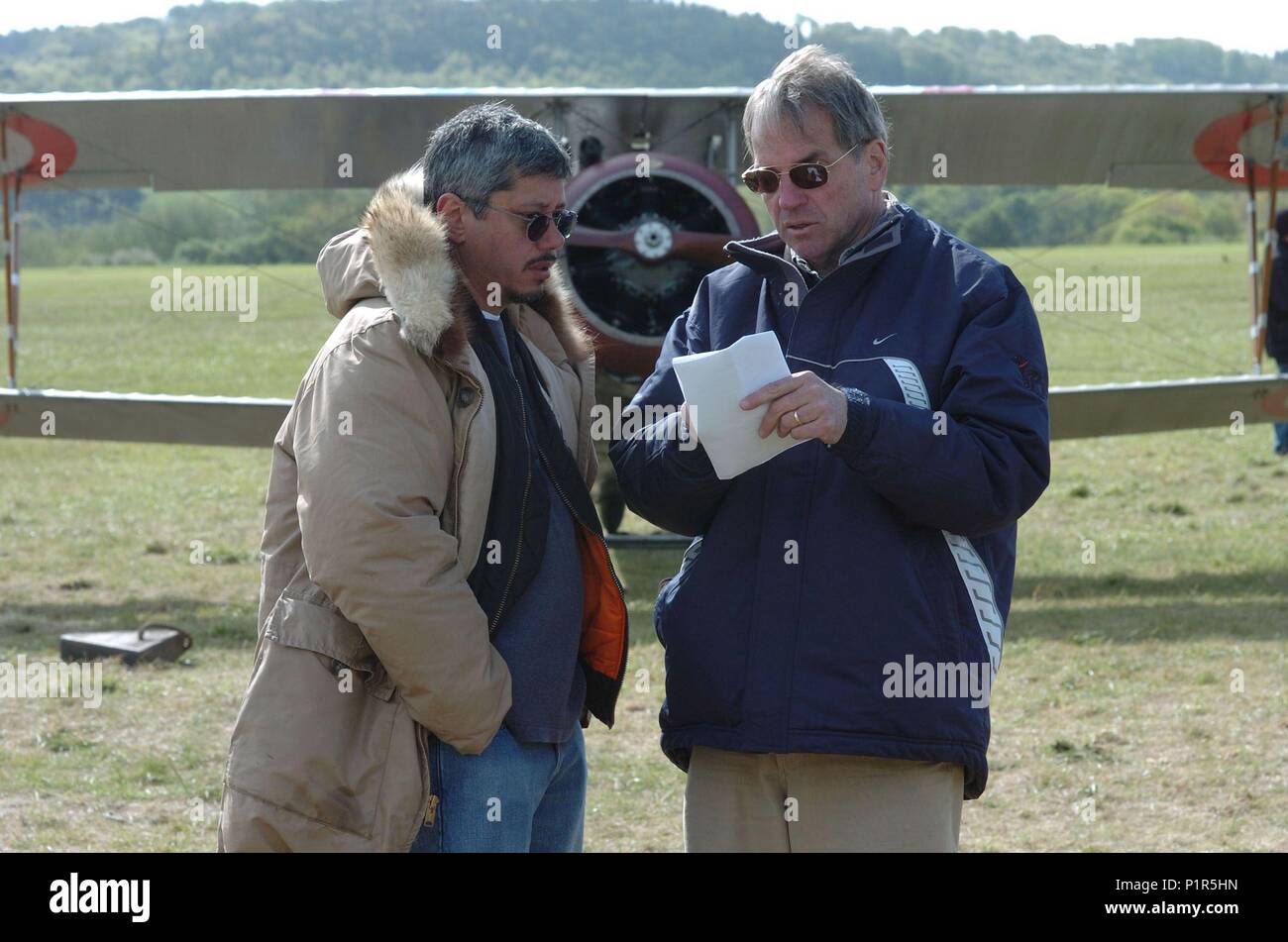 Original Film Titel: FLYBOYS. Englischer Titel: FLYBOYS. Regisseur: TONY BILL. Jahr: 2006. Stars: TONY BILL; Dean Devlin. Copyright: nur redaktionell Innen verwenden. Dies ist eine öffentlich verteilten Handzettel. Zugriffsrechte nur, keine Lizenz des Urheberrechts zur Verfügung gestellt. Vorgeschriebene Genehmigung zu Visual Symbol (www.visual-icon.com) Für die Reproduktion des Bildes erforderlich ist. Credit: FLYBOYS FILM LTD. /MAIDMENT, Jay/Album Stockfoto