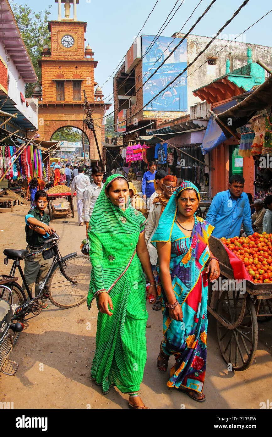 Menschen vor Ort zu Fuß durch Straßenmarkt in Fatehpur Sikri, Uttar Pradesh, Indien. Die Stadt wurde im Jahre 1569 durch die Mughal Kaiser Akbar und Serv gegründet. Stockfoto
