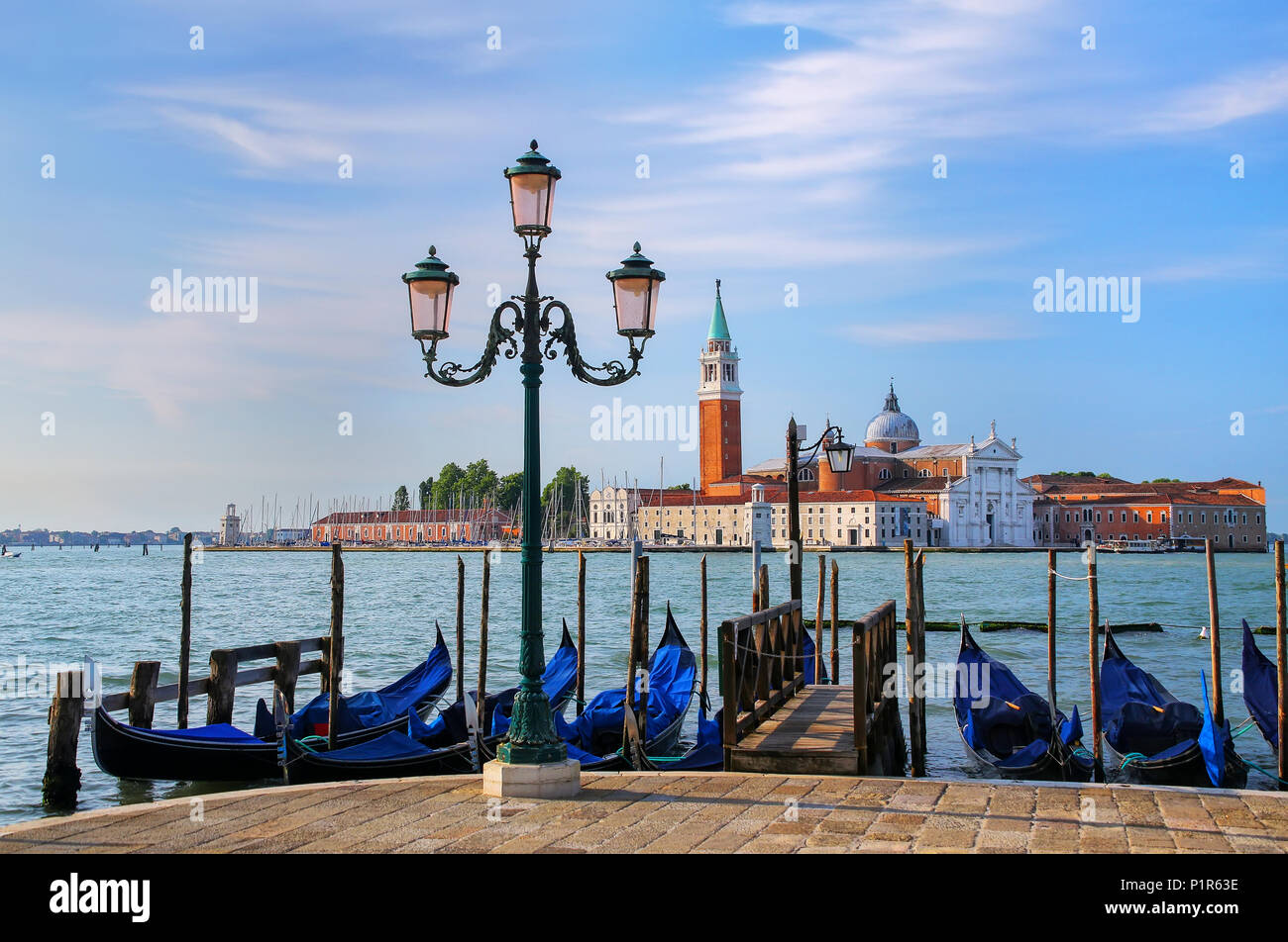 Gondeln vor Anker in der Nähe von Piazza San Marco gegenüber Insel San Giorgio Maggiore in Venedig, Italien. Gondeln waren einst die wichtigste Form der Transport aro Stockfoto