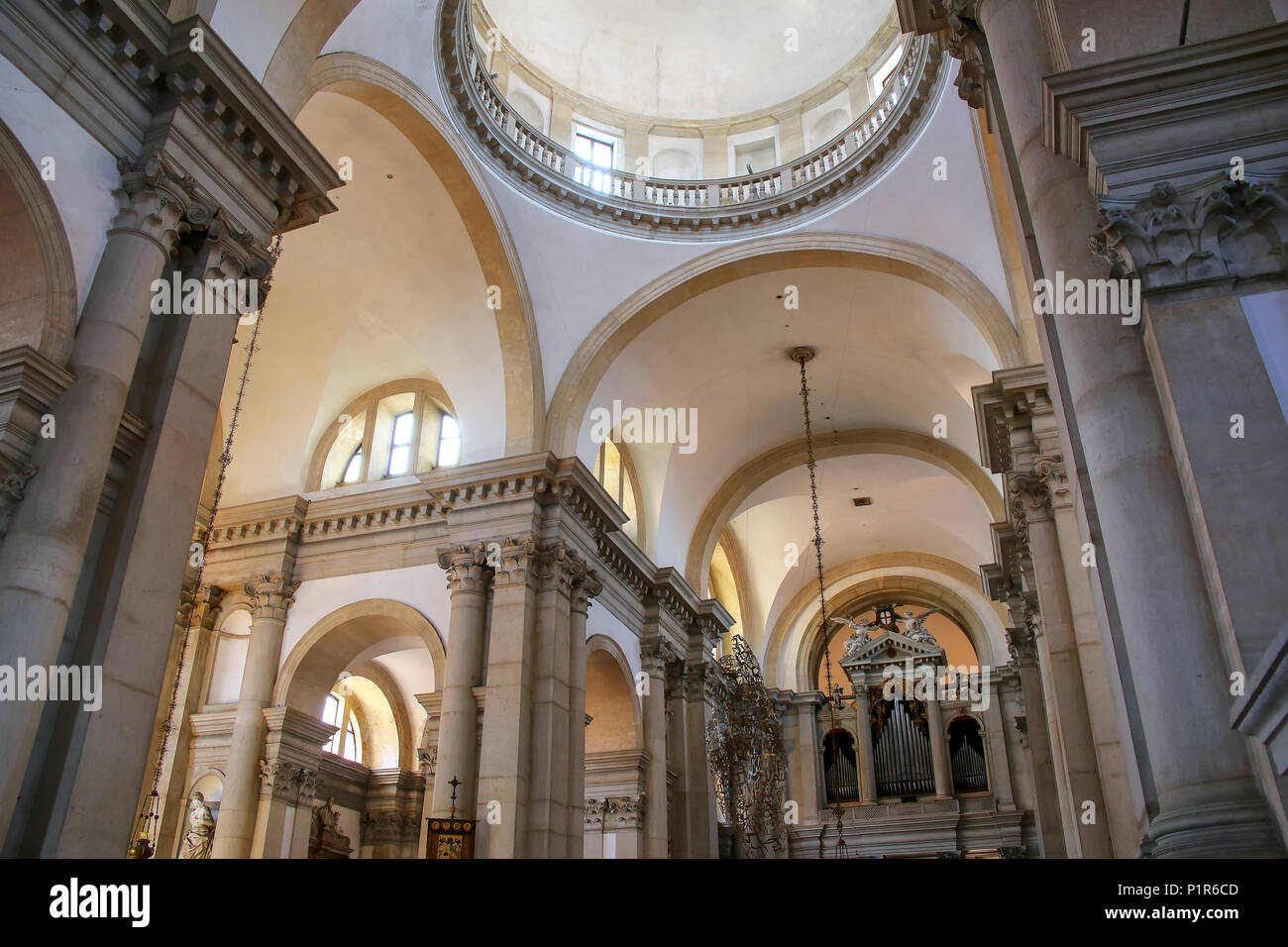 Innenraum der Kirche San Giorgio Maggiore auf der Insel mit dem gleichen Namen in Venedig, Italien. Es wurde von Andrea Palladio entworfen und gebaut zwischen 1566 und Stockfoto