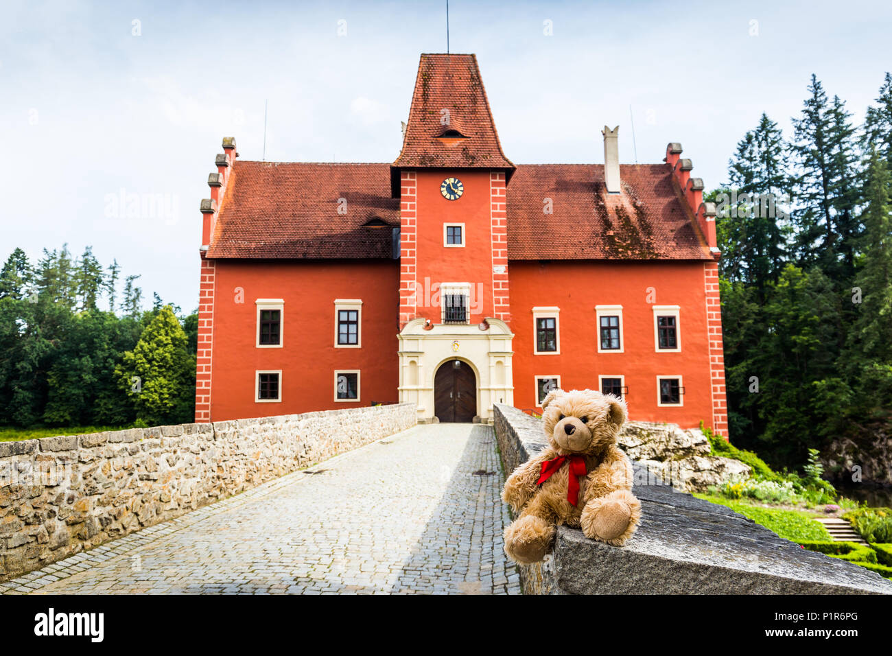 Teddybär in der Nähe von Dranik Cervena Lhota schloss. Der Tschechischen Republik. Stockfoto