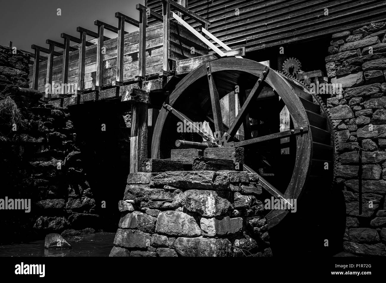 Schwarz und Weiß der alten Mühle oder wassermühle an der historischen Mühle Yates County Park in Raleigh North Carolina - Fokus auf waterwheel und Gerinne Stockfoto