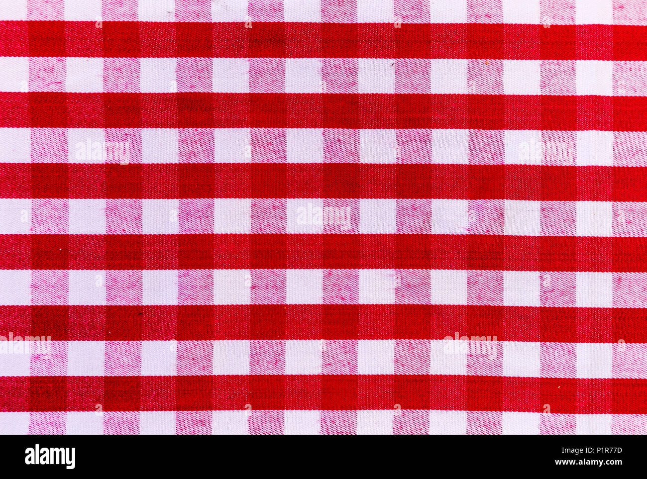 Rot und weiss Karo- oder Streifenmuster karierten Tischdecken, für den Einsatz als Hintergrund oder wallpaper Stockfoto