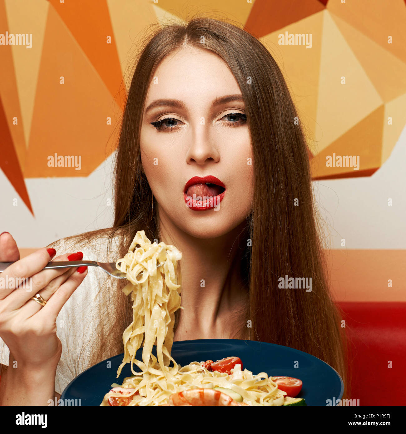 Portrait von attraktiven Langhaarige Frau mit etwas angelehnt Mund und ... Portrait von attraktiven Langhaarige Frau mit etwas angelehnt Mund und ...