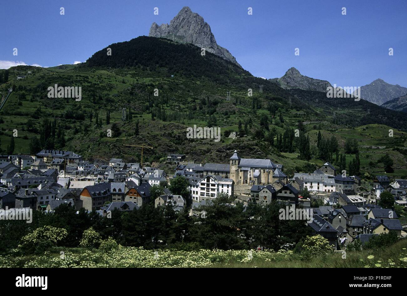 Sallent de Gállego; Valle de Tena Tal und Peña de la Foratata Berg (Pyrenäen). Stockfoto