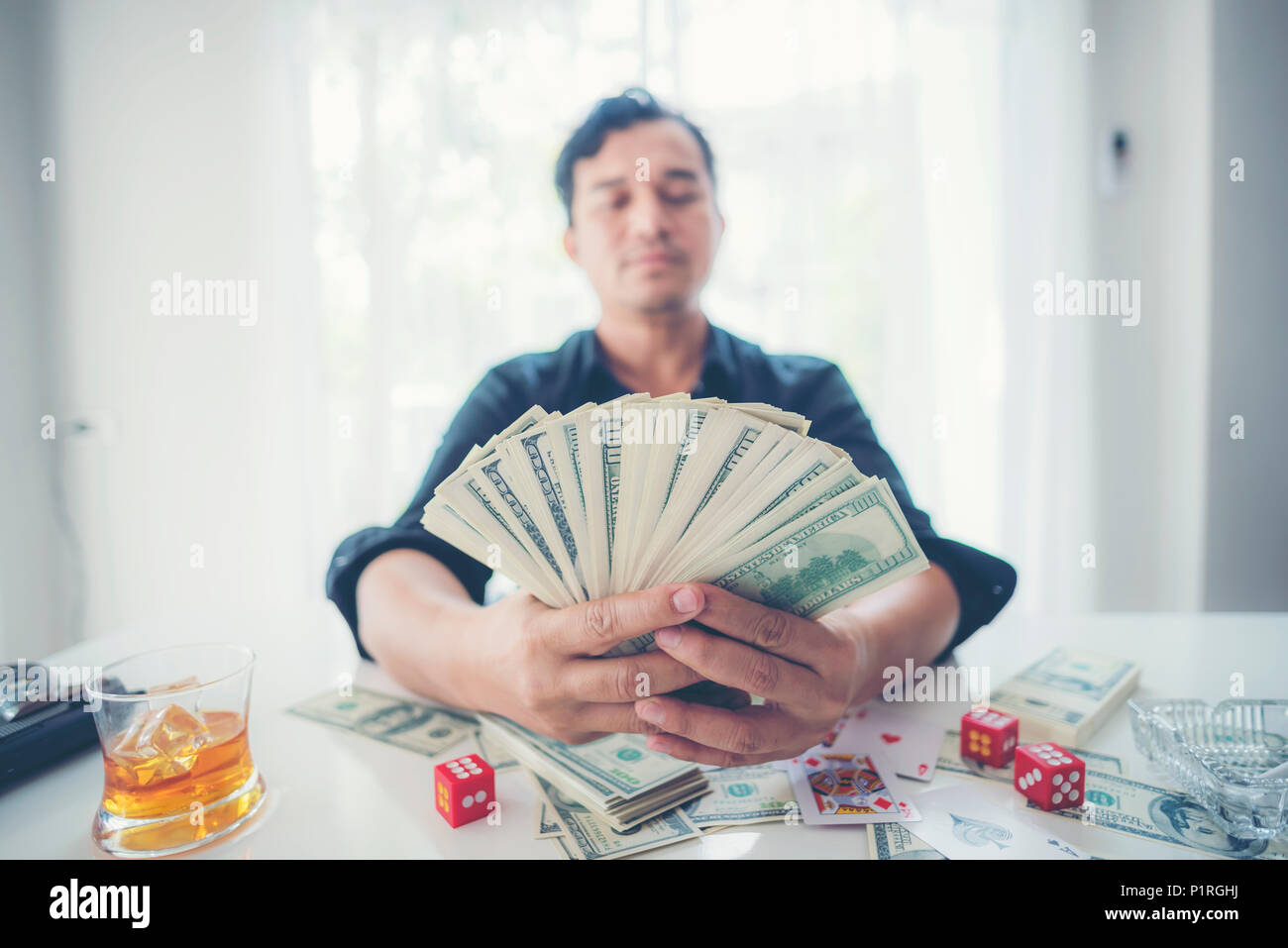 Mann Mit Viel Geld In Der Hand Den Geschaftlichen Erfolg Konzept Stockfotografie Alamy