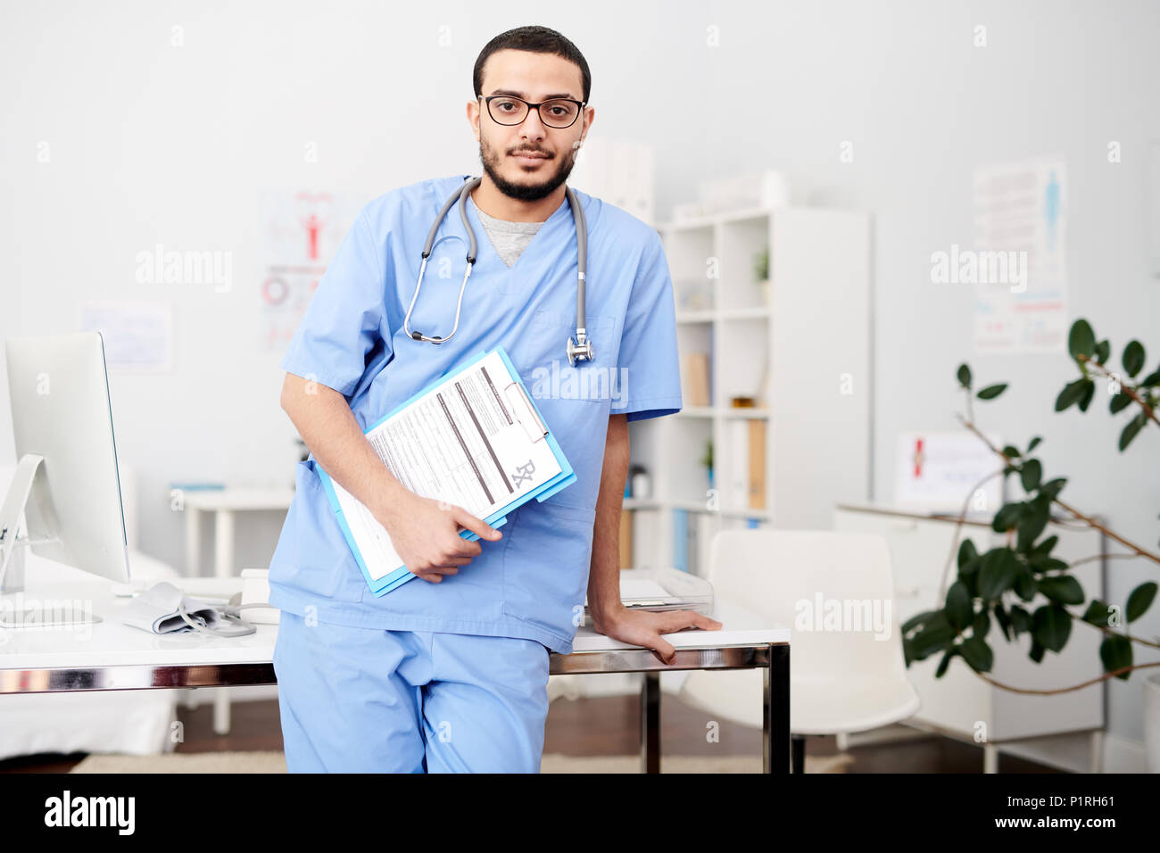 Des Nahen Ostens Arzt posiert in Office Stockfoto