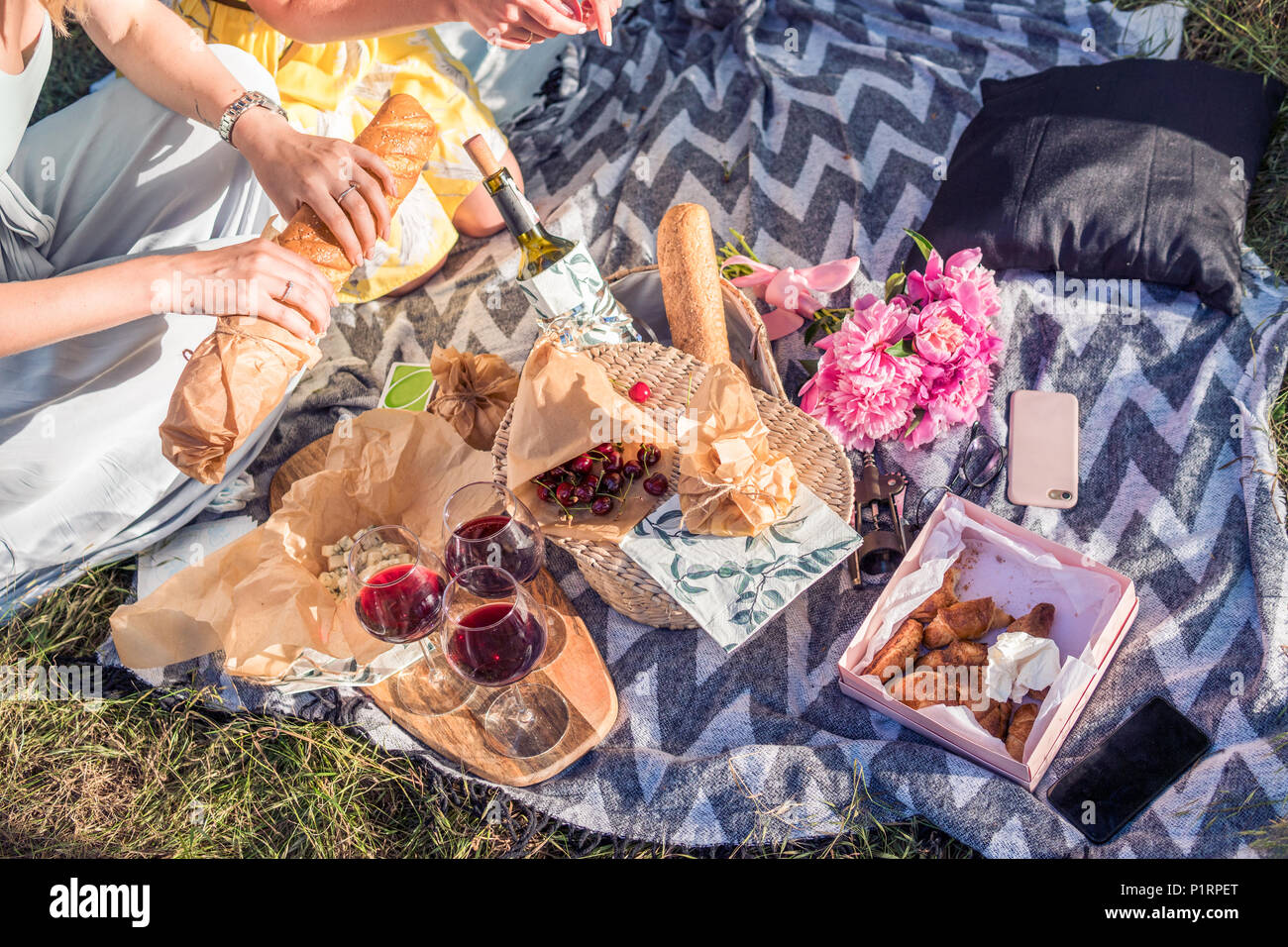 Picknick Mittagessen im Freien Park Essen Konzept. Stockfoto