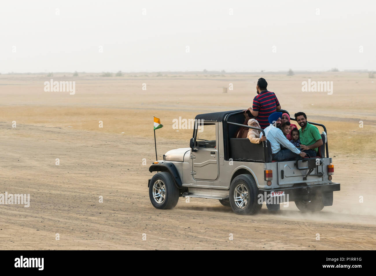 Eine Familie Fahrten mit dem Wohnmobil erkunden Sie die Sam Sanddünen; Damodara, Rajasthan, Indien Stockfoto