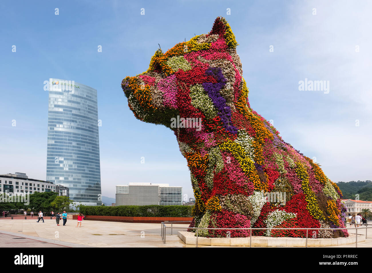 Der Welpe, eine florale Skulptur von Jeff Koons, mit Iberdrola Turm im Hintergrund, Guggenheim Museum, Bilbao, Vizcaya, País Vasco, Spanien Stockfoto