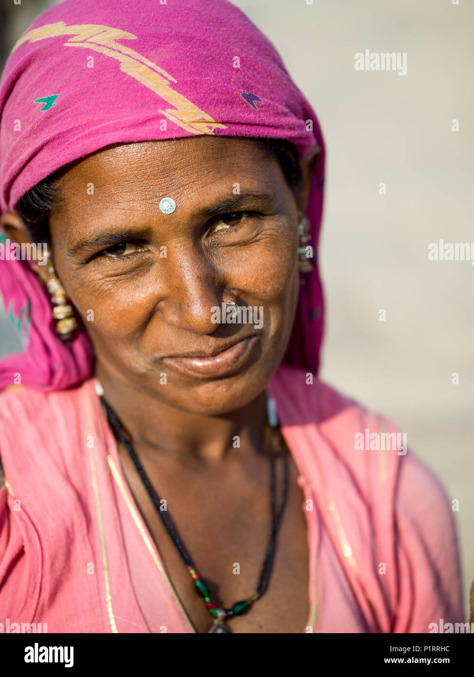 Porträt einer indischen Frau mit einem Bindi, Jaisalmer, Rajasthan, Indien Stockfoto