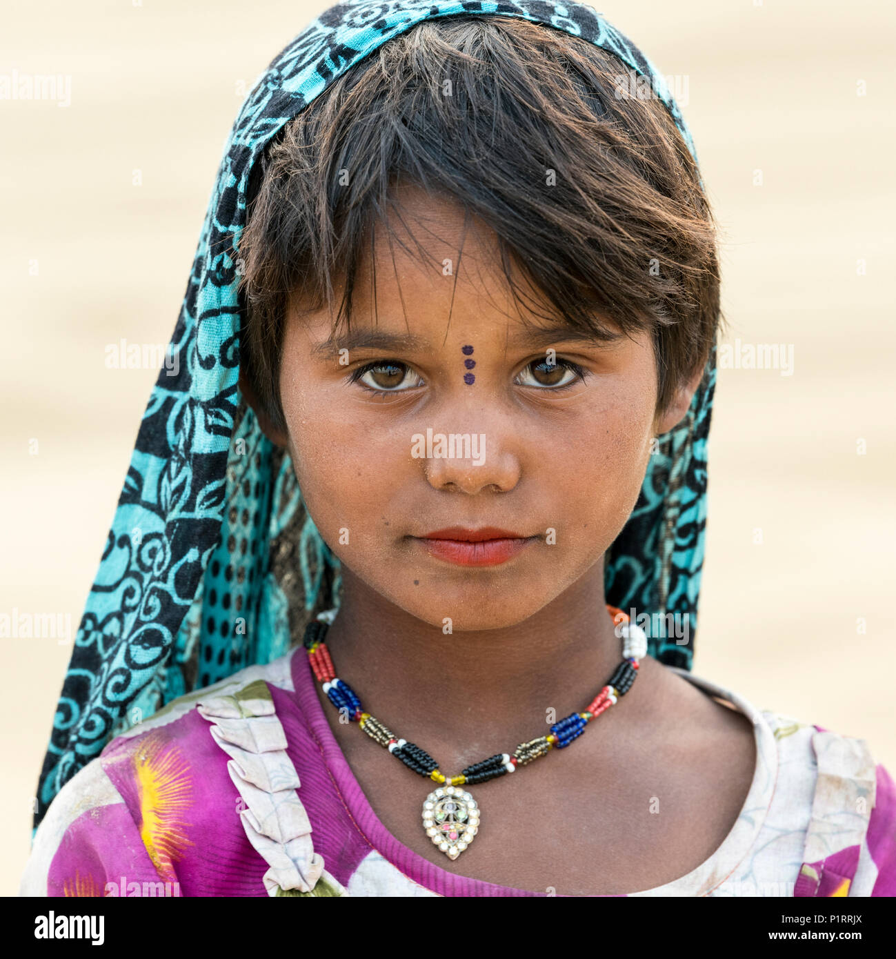 Porträt eines jungen indischen Mädchen mit Markierungen auf ihrem Gesicht; Damodara, Rajasthan, Indien Stockfoto