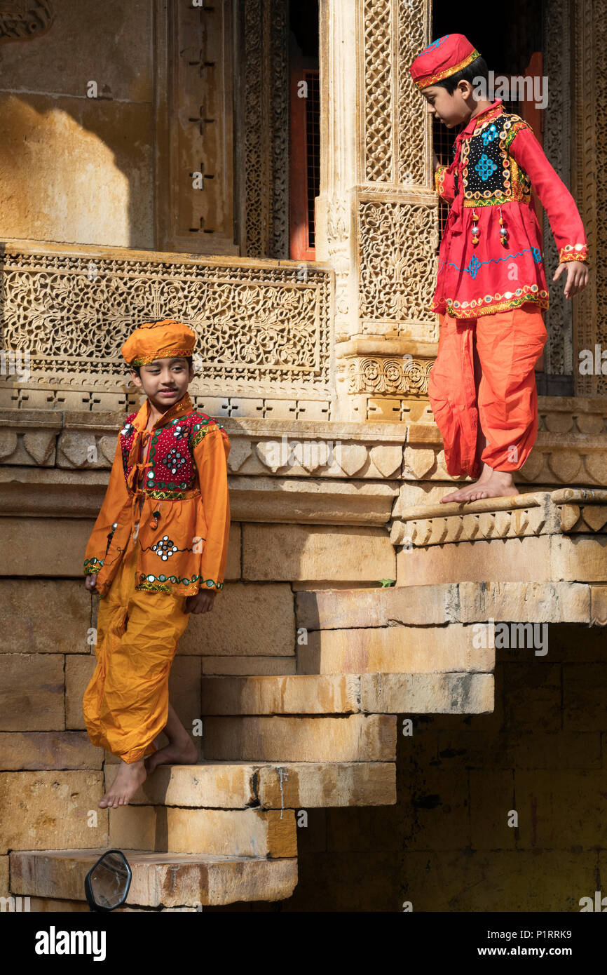 Zwei jungen indischen Jungen in traditioneller Kleidung, Jaisalmer Fort, Jaisalmer, Rajasthan, Indien Stockfoto