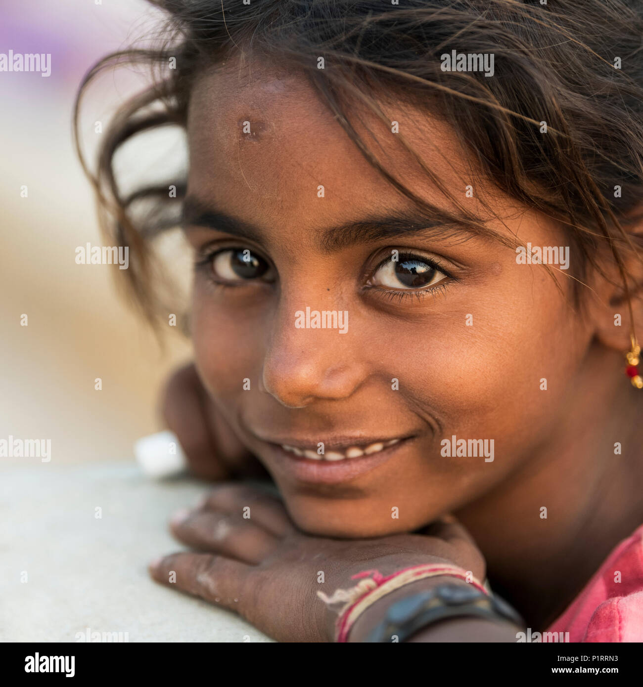 Porträt eines jungen indischen Mädchen, Jaisalmer, Rajasthan, Indien Stockfoto