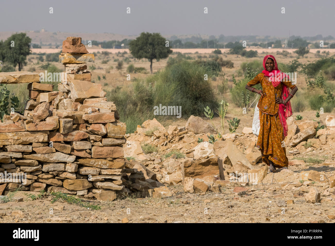 Eine indische Frau, die in der Wüste Thar, Jaisalmer, Rajasthan, Indien Stockfoto