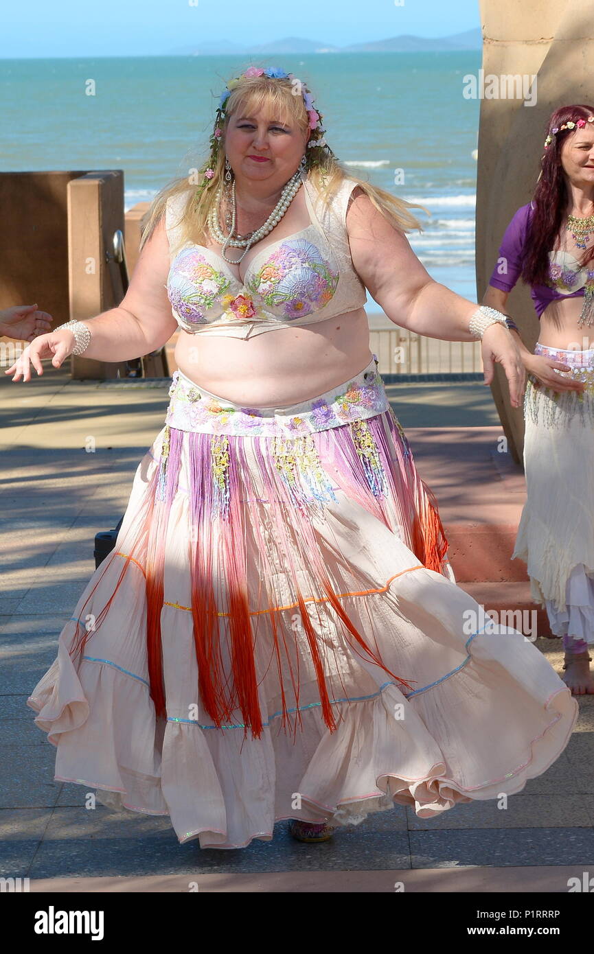 Eine übergewichtige Frau tanzen in der traditionellen Kleidung Stockfoto