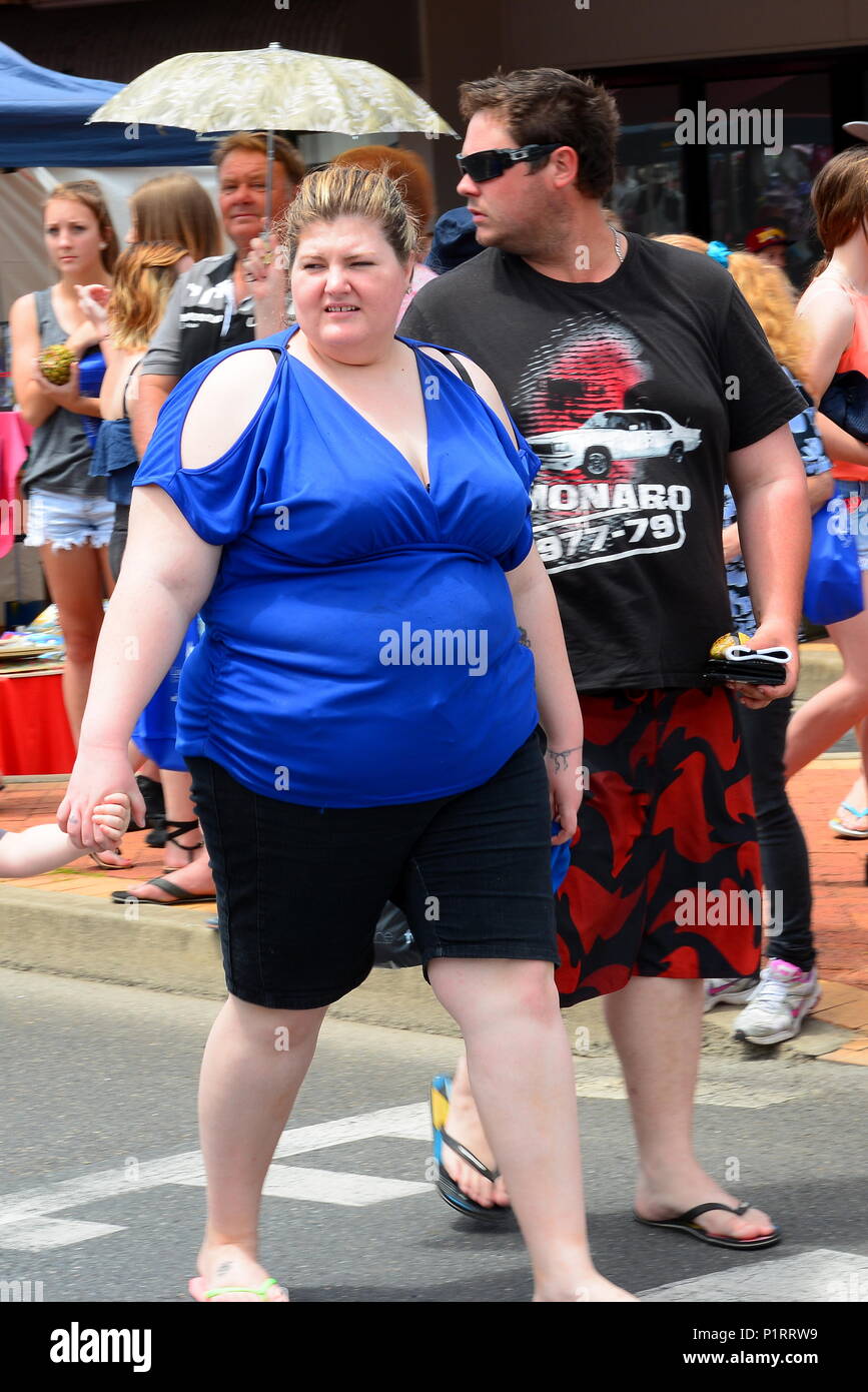 Ein übergewichtiger, plus größe Paar gehen auf die Straße Stockfoto