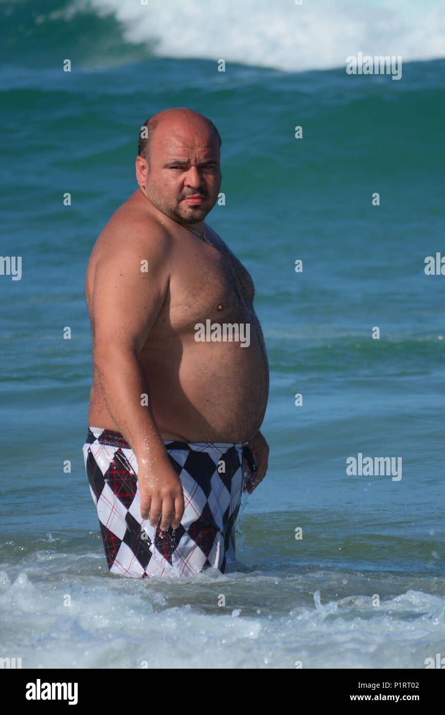 Ein übergewichtiger, beleibten Mann im Meer Strand Stockfoto