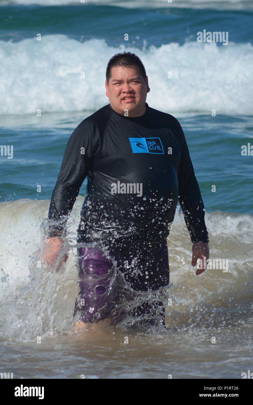 Ein übergewichtiger, beleibten Mann im Meer Strand Stockfoto