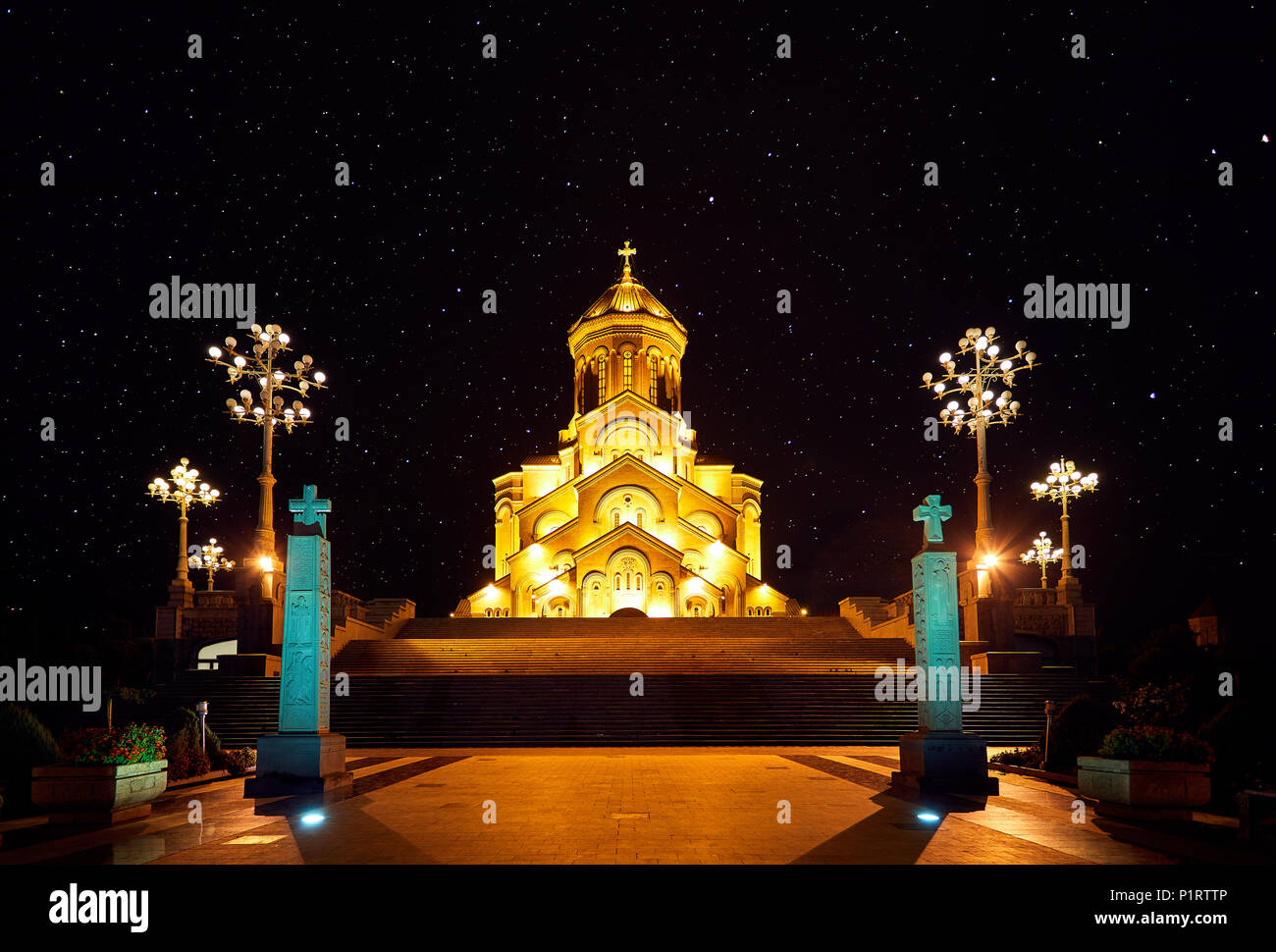 Die Heilige Dreifaltigkeit Tsminda Sameba Kathedrale oder Kirche bei Nacht in Tiflis, Georgien Stockfoto