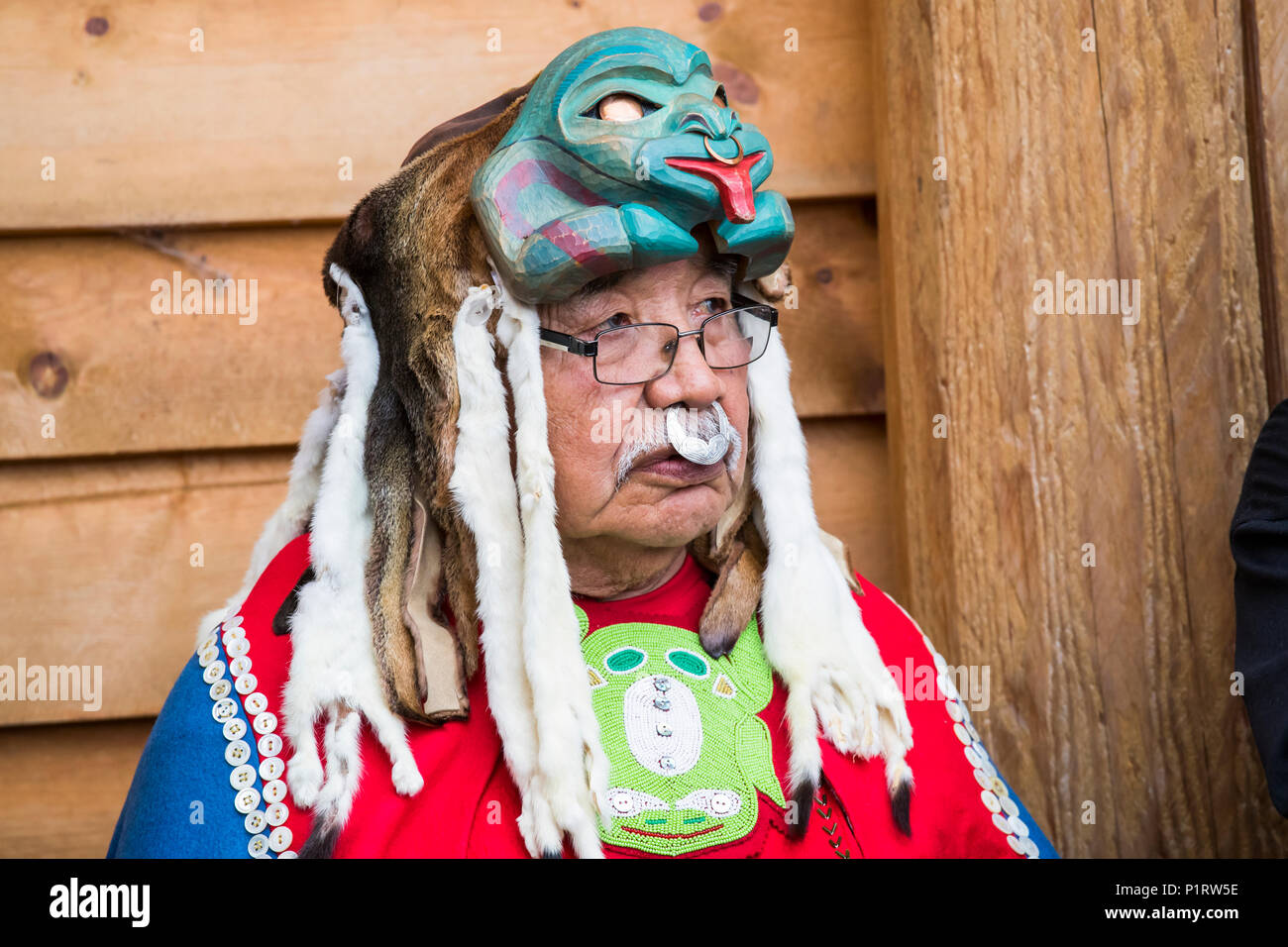 Mann an der Tlingit Feier; Teslin, Yukon, Kanada Stockfoto