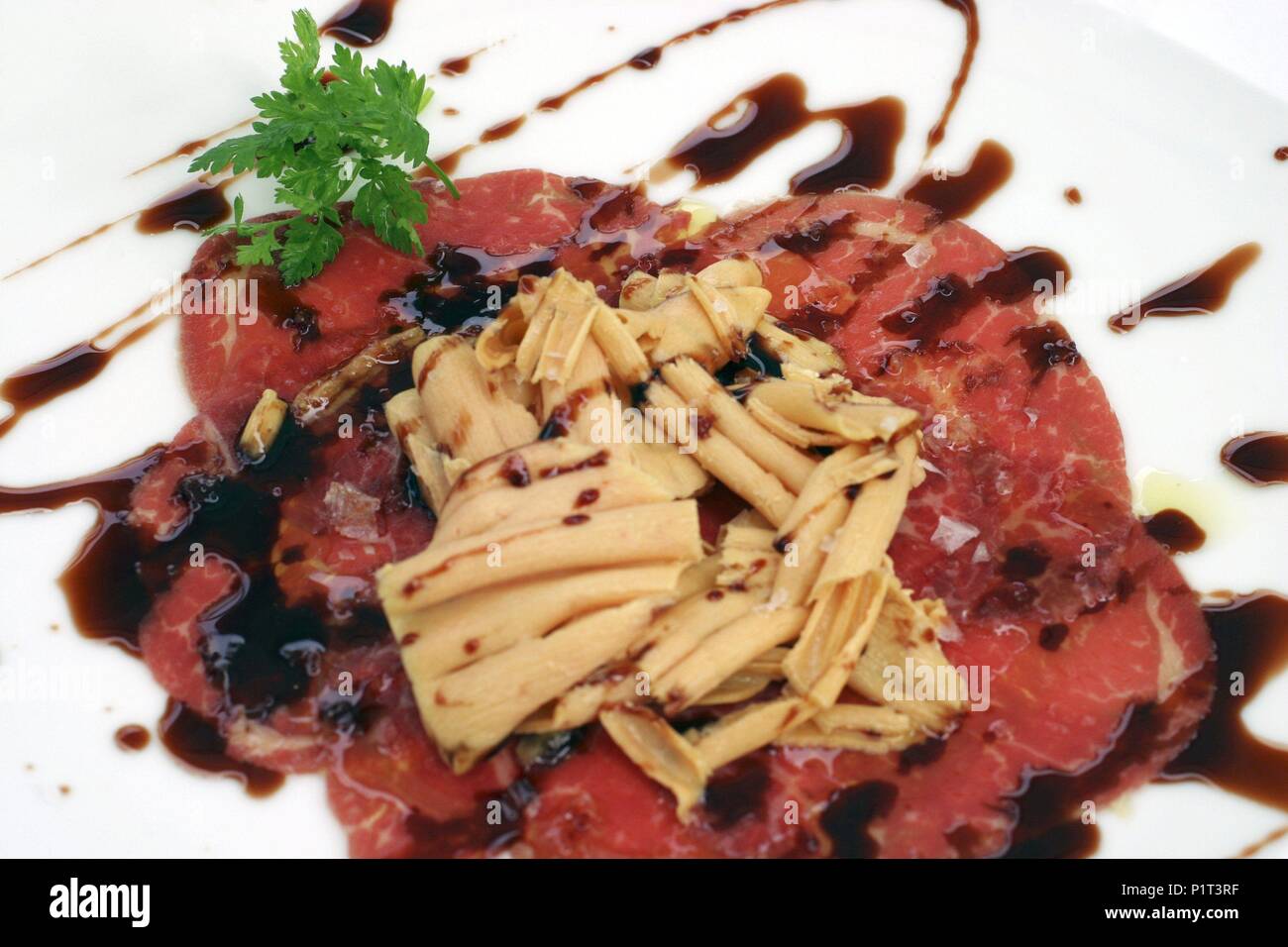Donostia/San Sebastian; Carpaccio de Solomillo y Foie gras Al caramelo de Porto; Bar/Restaurant 'La Perla' Junto a la Playa de La Concha. Stockfoto