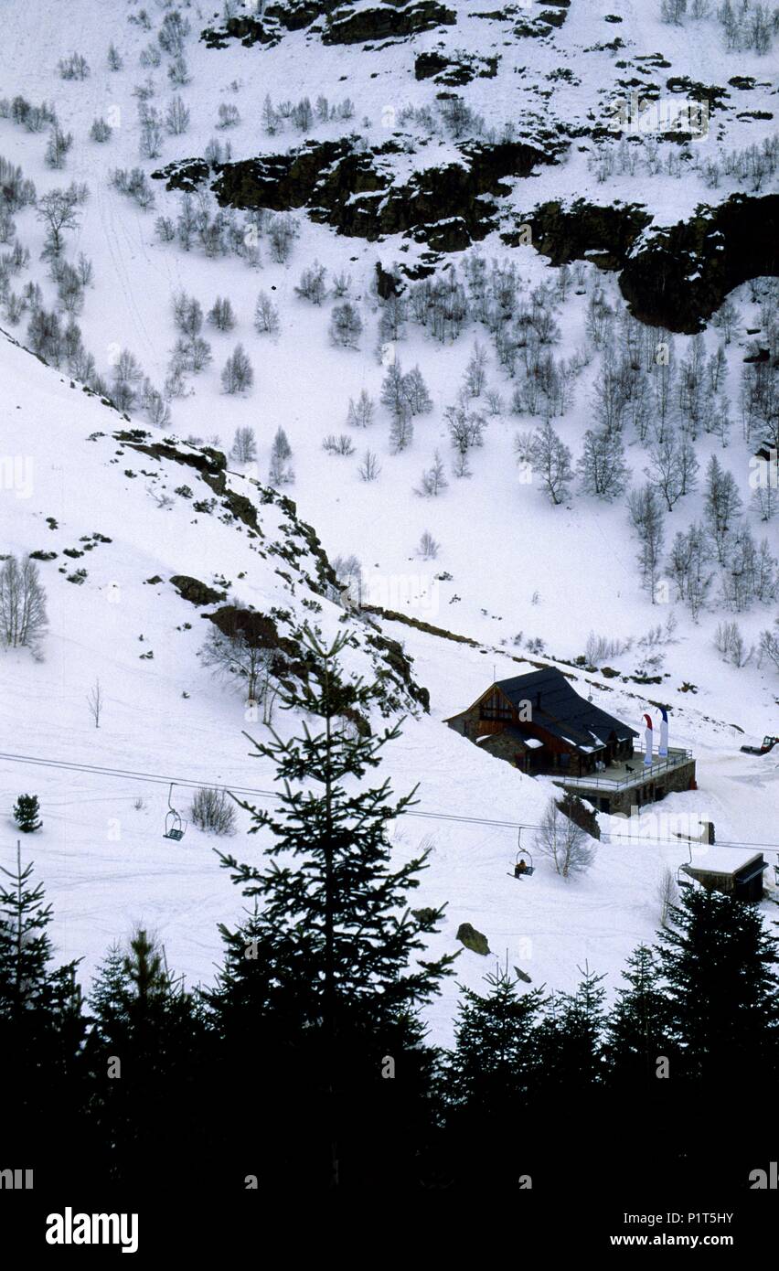Pallars Sobirá: Estación de Ski de Tavascán que Combina ski Alpino y de fondo (Valle de Cardós); Refugio de montaña (Basis) y remontador. Stockfoto