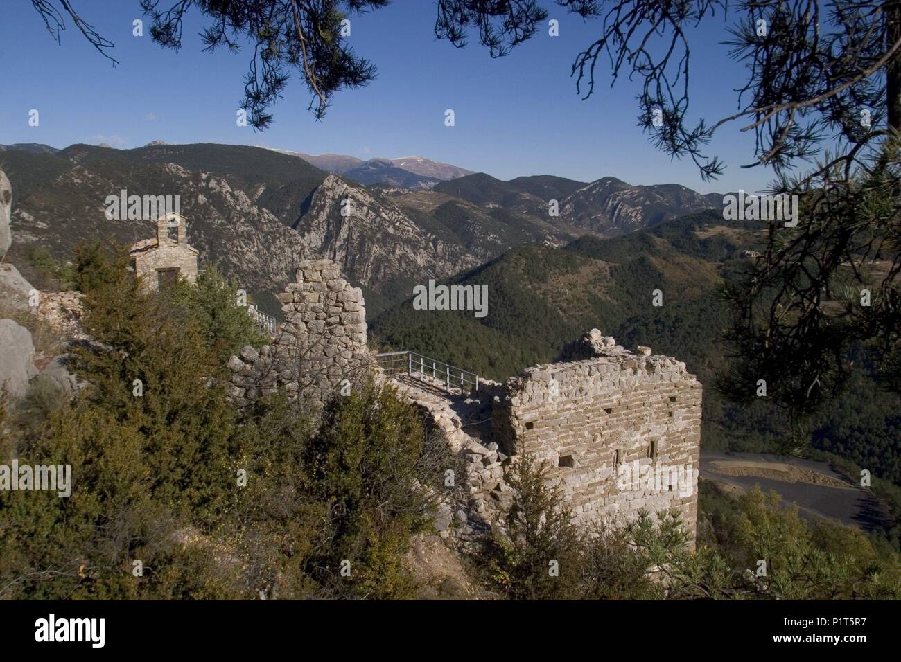 El Berguedà: saldes; Castell/Castillo y Ermita; Sierra/Serra del Cadi. Stockfoto