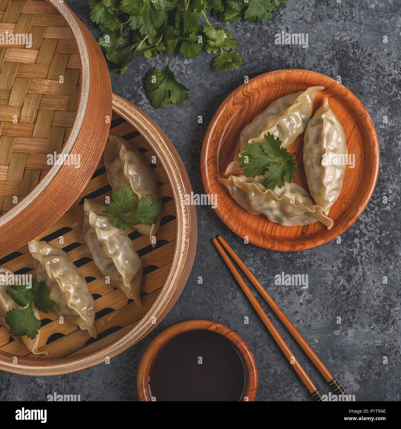 Frische Knödel auf einem dunklen Stein Hintergrund. Asiatische Küche, Ansicht von oben, kopieren. Stockfoto