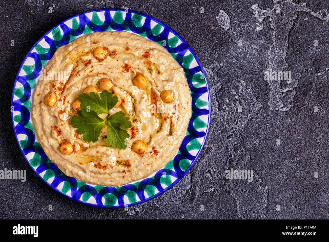 Klassische Hummus auf der Platte. Ansicht von oben, kopieren. Stockfoto