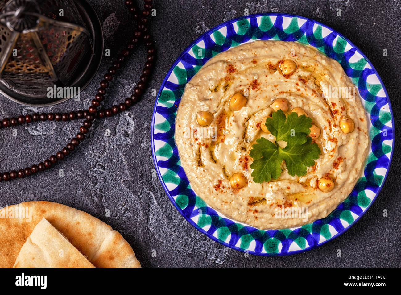 Klassische Hummus auf der Platte. Ansicht von oben, kopieren. Stockfoto