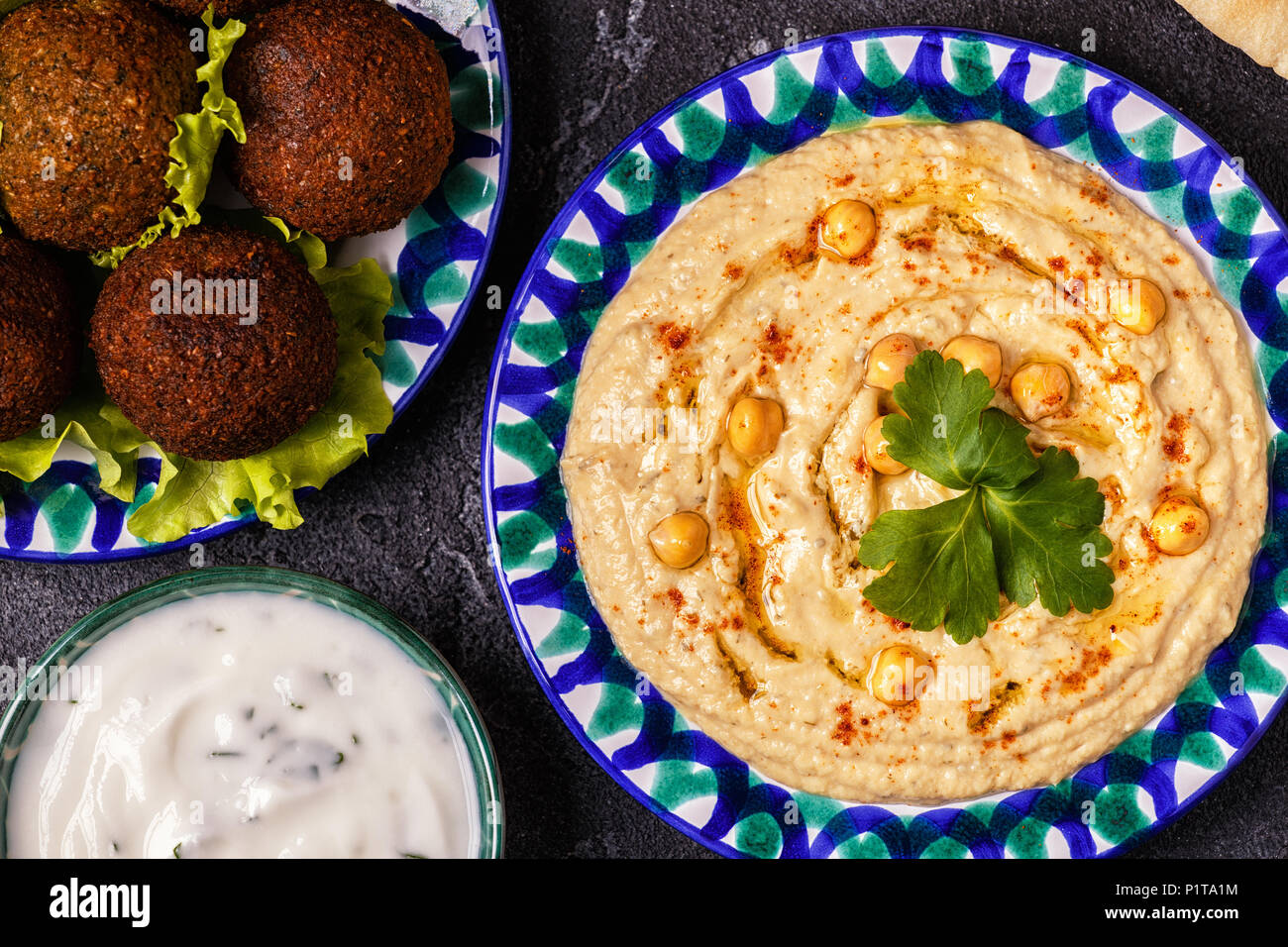 Klassische Falafel und Hummus auf die Teller. Ansicht von oben. Stockfoto